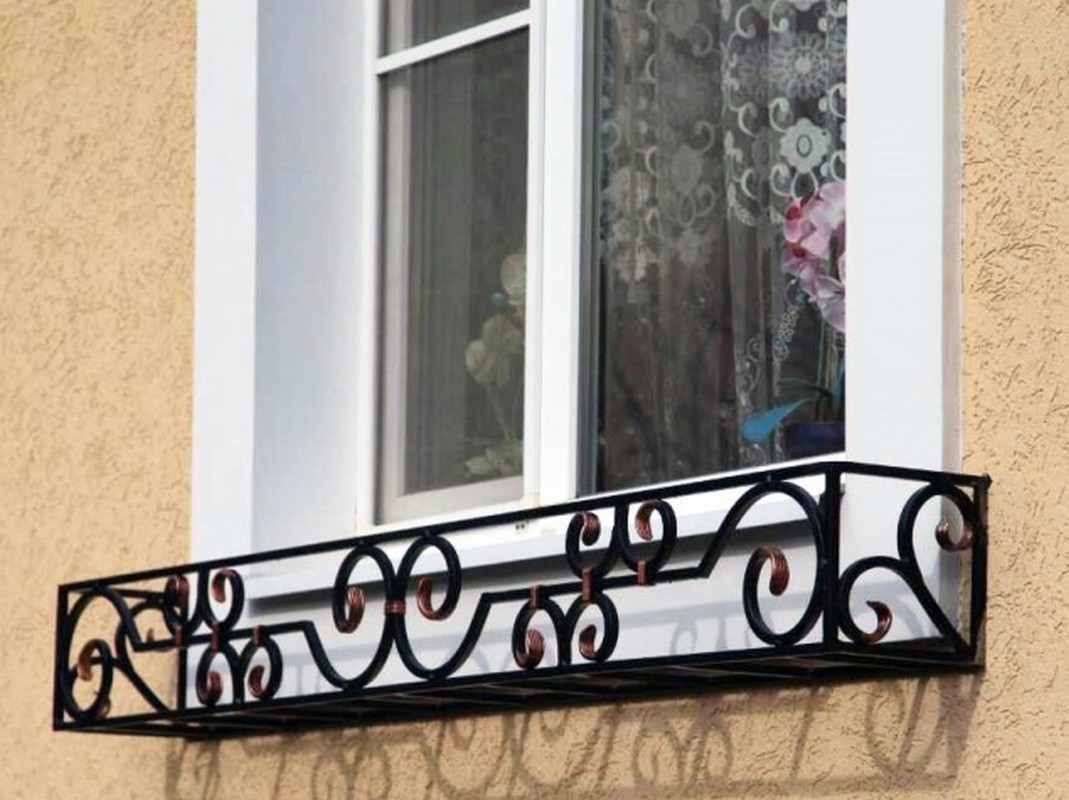 Кованые цветники на окна