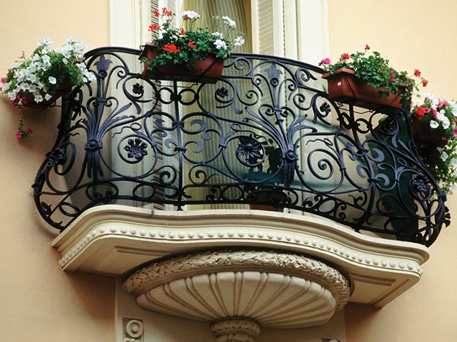 Кованые французские балконы