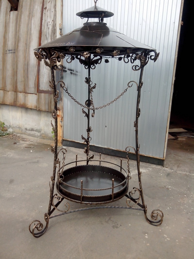 Кованый мангал с крышей