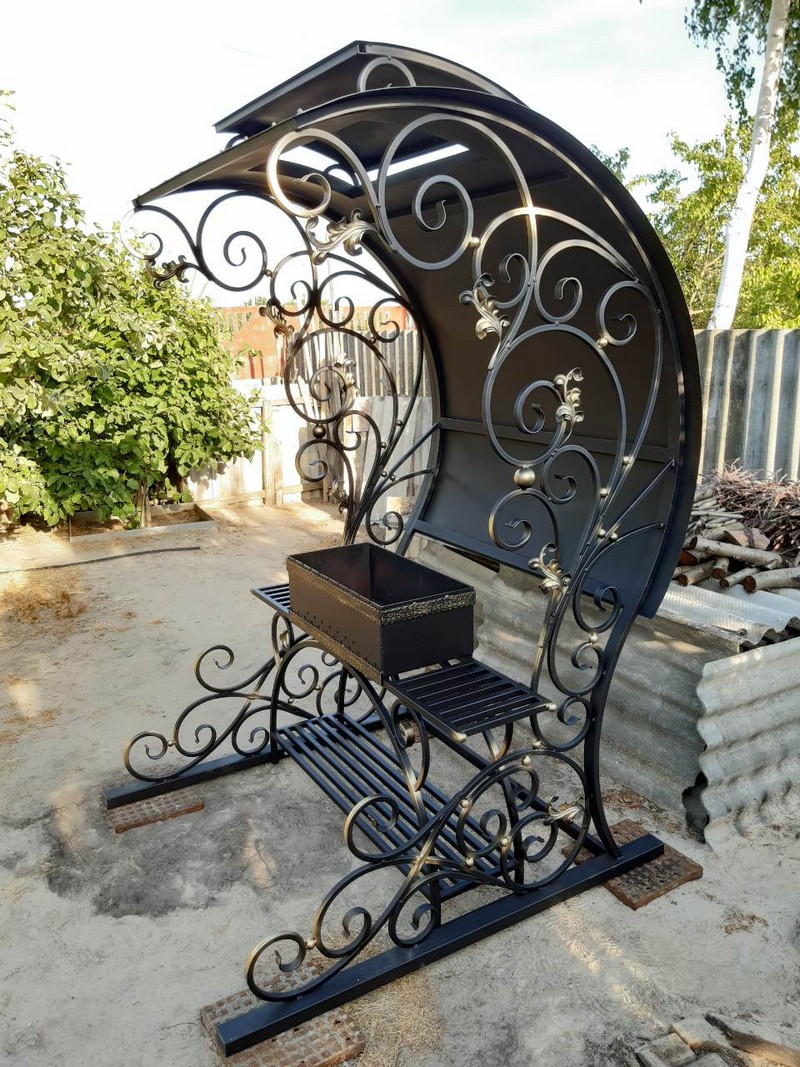 Кованый мангал с крышей
