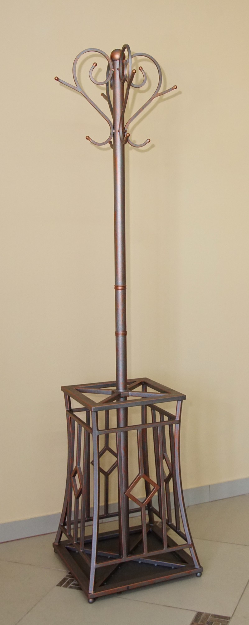 Кованая напольная вешалка