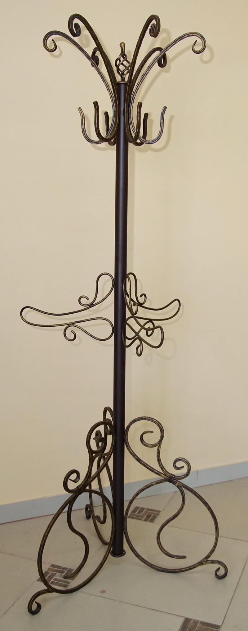 Кованая напольная вешалка