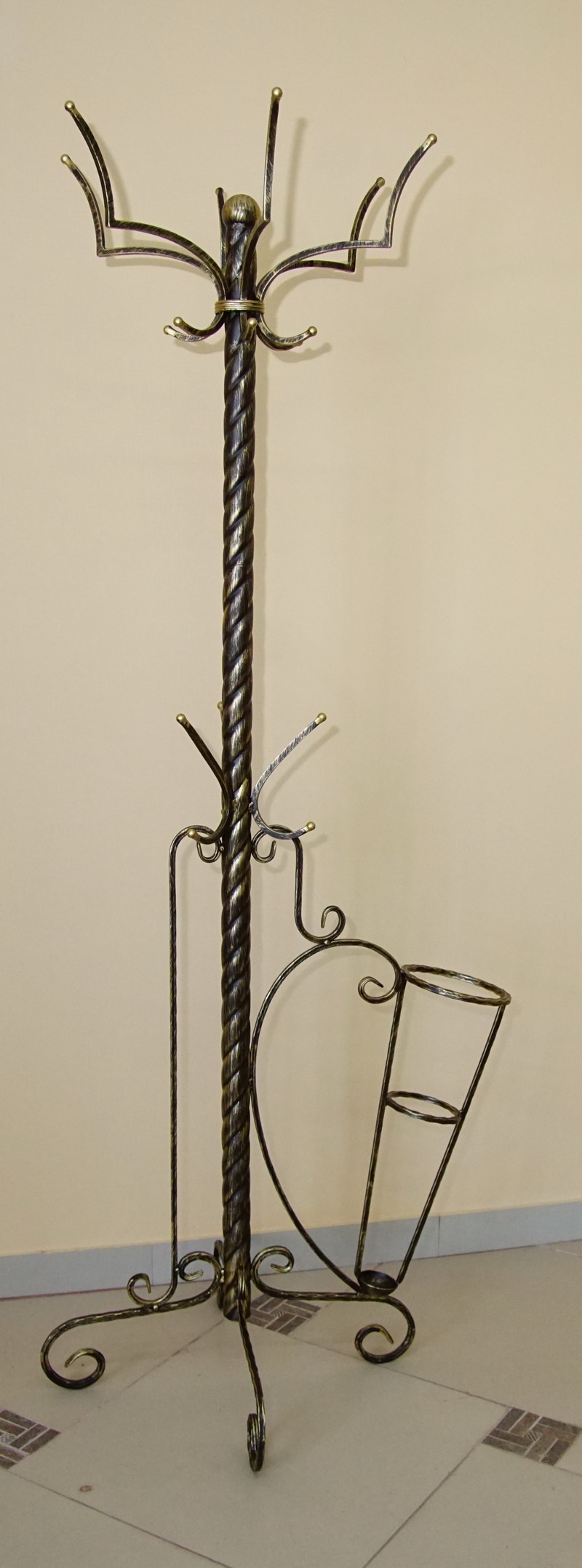 Кованая напольная вешалка