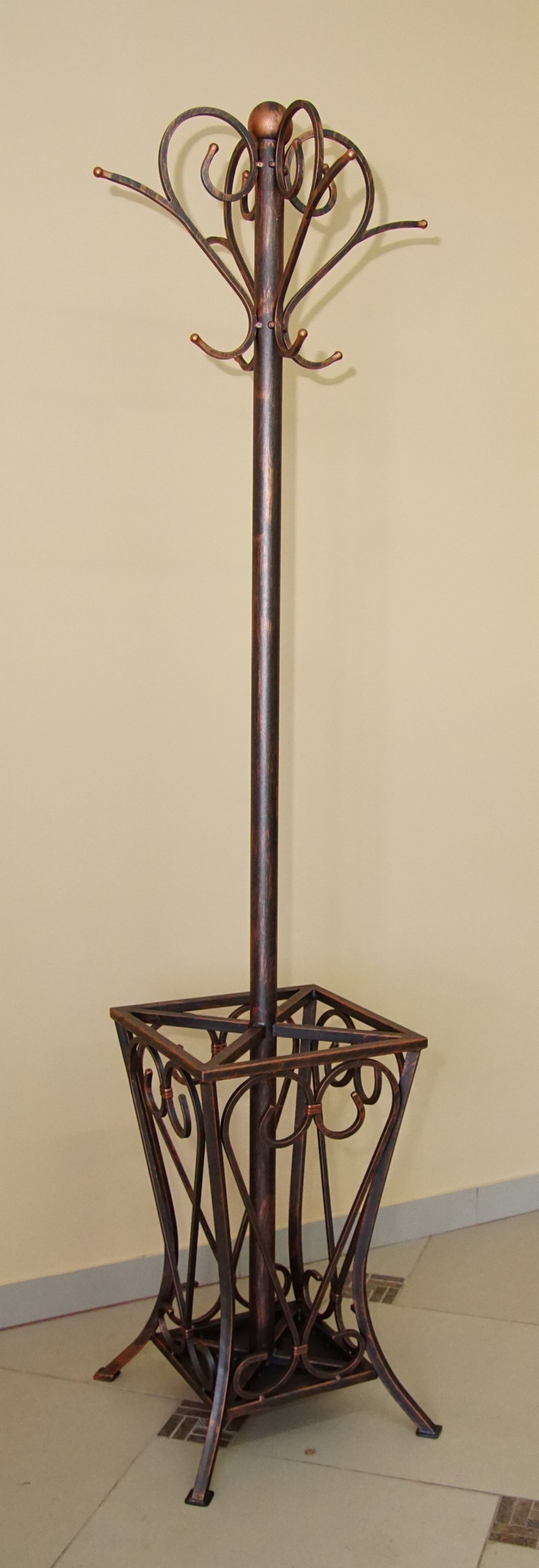 Кованая напольная вешалка