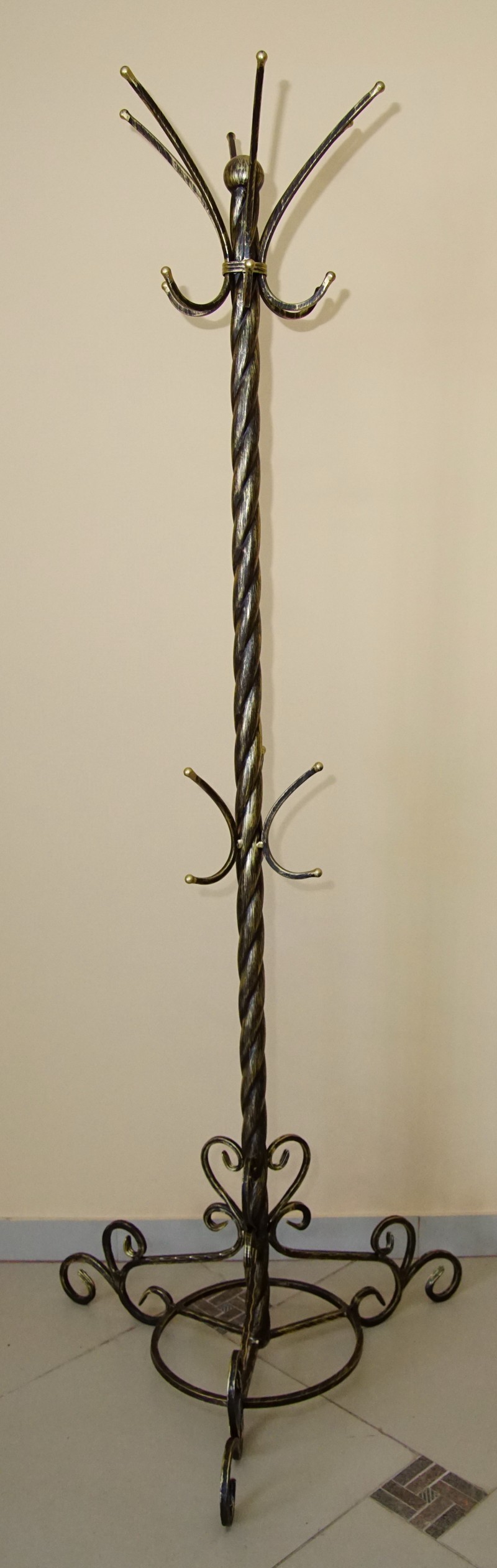 Кованая напольная вешалка
