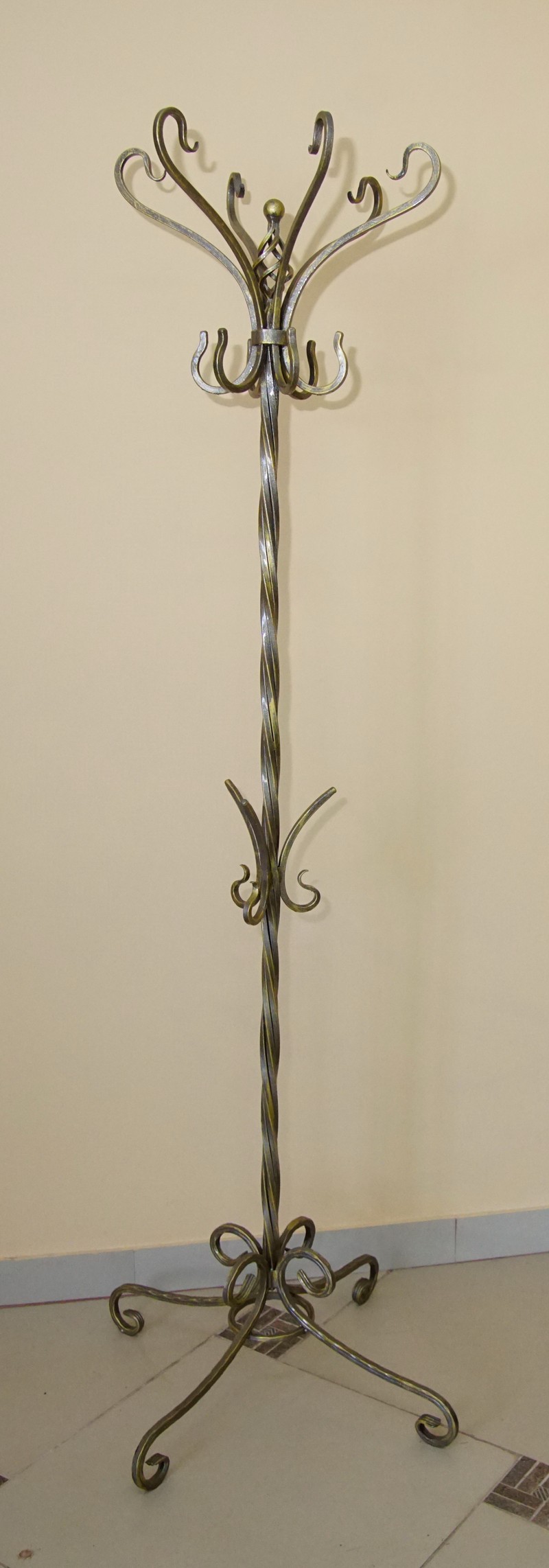 Кованая напольная вешалка