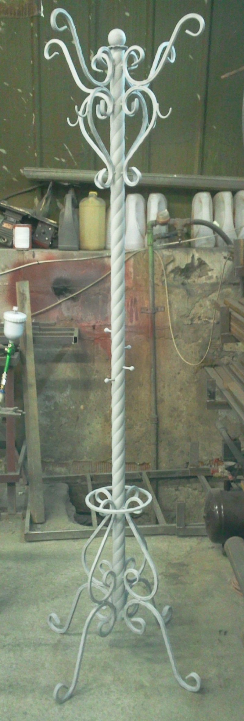 Кованая напольная вешалка