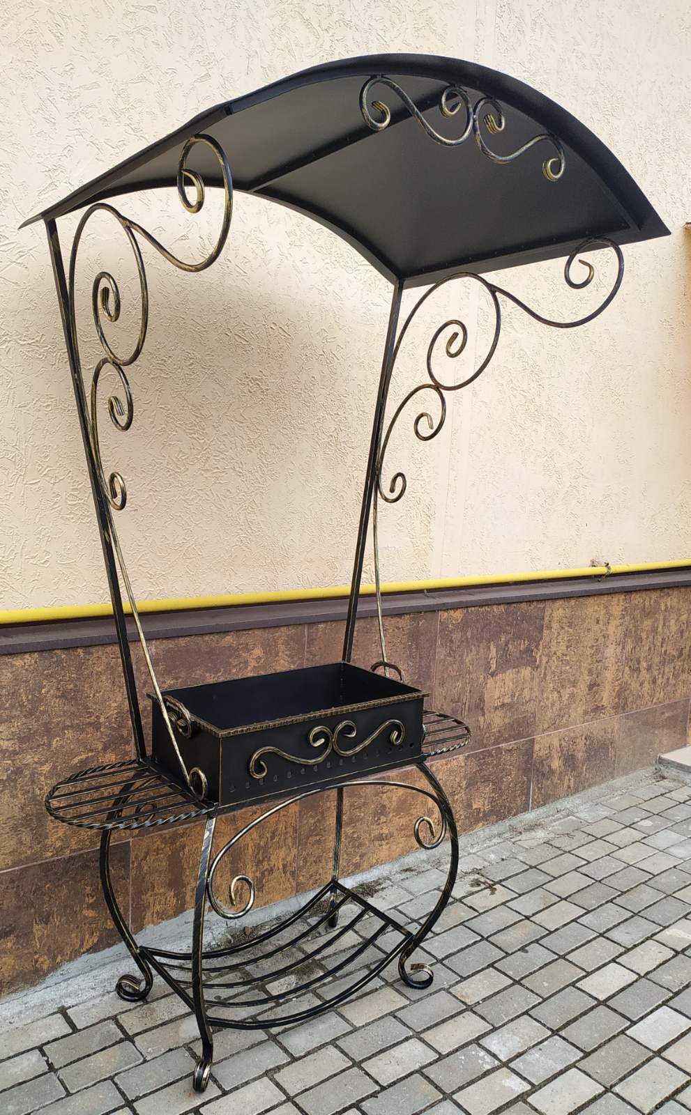 Мангал с крышей